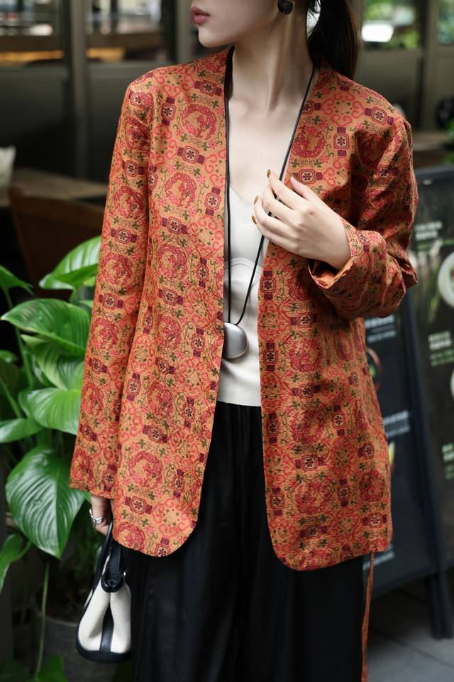 爆款上新 极简风真丝香云纱西装外套 配腰带 多元化穿搭 两色：绿花、橙花 面料：50%真丝 50%人丝 尺码：S Xl