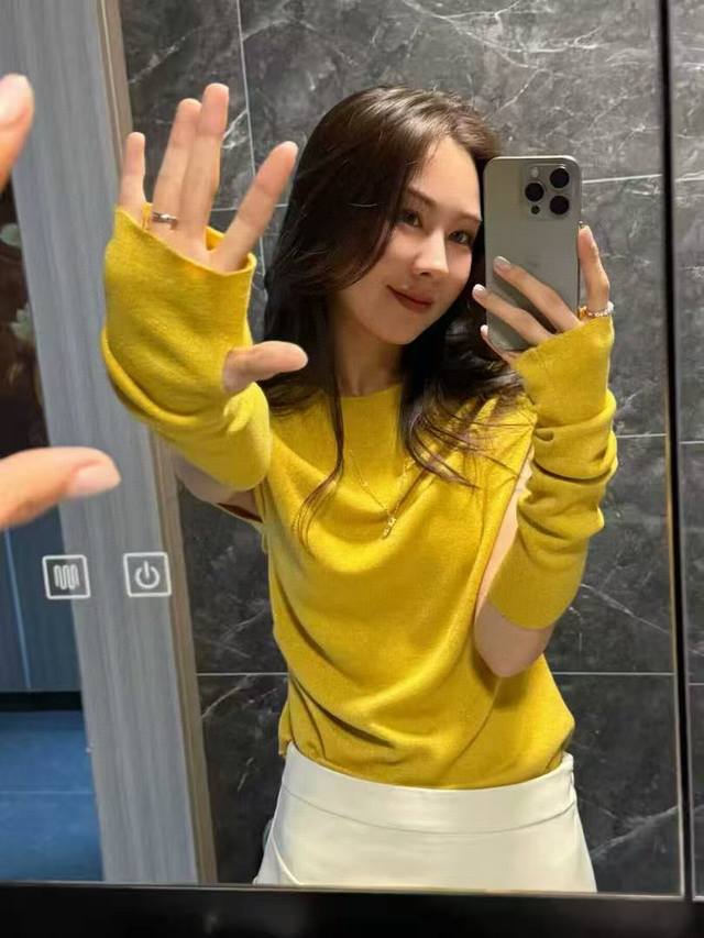 藏不住的精致感 秋日氛围感金丝羊毛上衣+堆堆袖手套，细闪金丝面料随光流动，露肩设计勾勒肩颈线条，显瘦又纯欲。小众设计不撞款，纯欲与精致并存，出门就是毫不费力的时