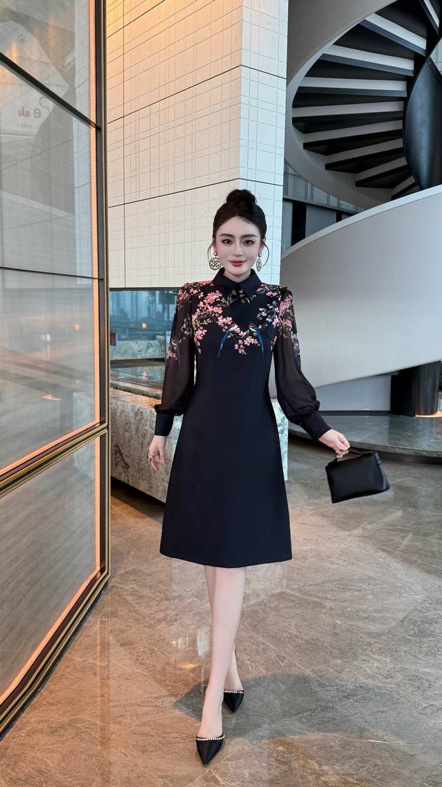 黑色 杏色S～Xxl 5个码 --2025早秋新款上新高端大气上档次时尚洋气印桃花印花鸟翻领拼接透明袖A字裙加长款有口袋 质量版型超棒！ 谁穿谁好看~ 收腰版型