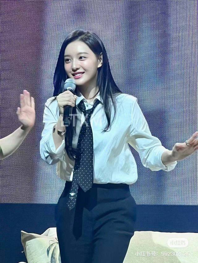 Dio*内搭外穿别致气质美 蜜蜂刺绣白色长袖衬衫+撞色波点领带 一色三码Sml 面料:柔软舒适棉