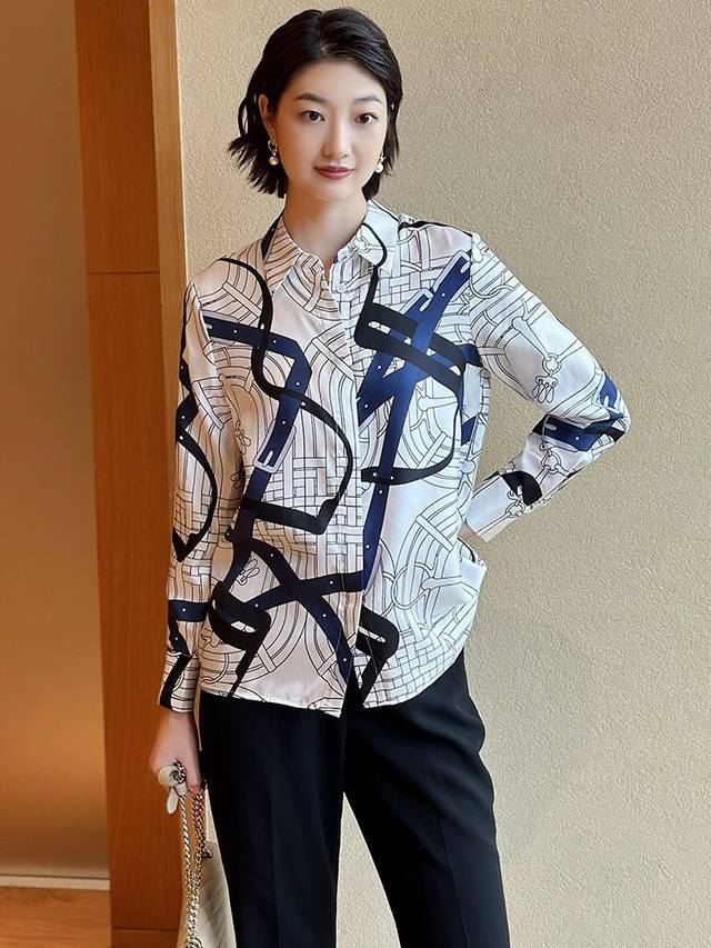 最新补单款出货H家定位斜纹绸真丝印花上衣高奢单品精致做工 颜色：黑色 白色 码数Smlxl