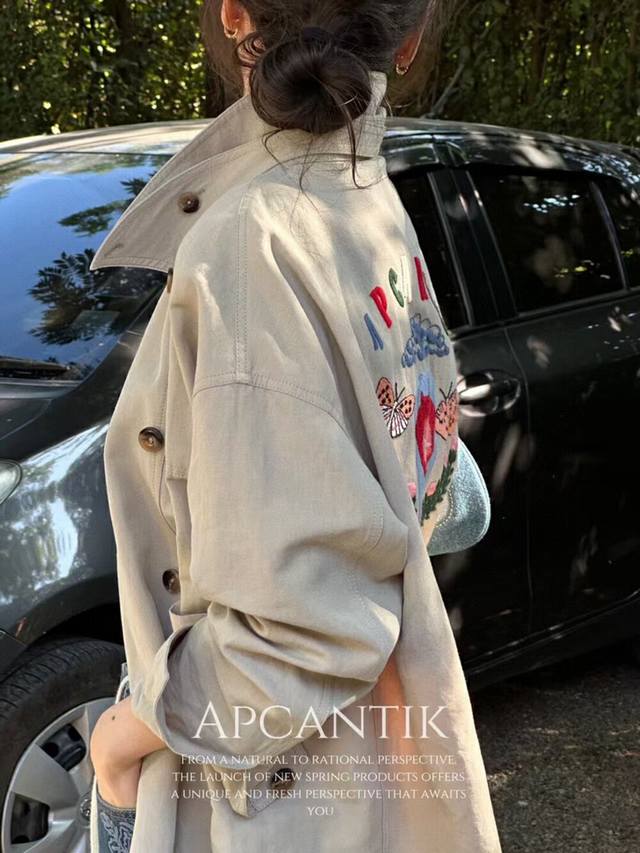 高级版大量出货设计师款刺绣风衣外套 经典的风衣元素 是当下时髦风衣必备的 无论秀场还是街拍今年拼接元素都备受时髦精的喜爱 所以早秋我就用一件撞色风衣惊喜开场 让