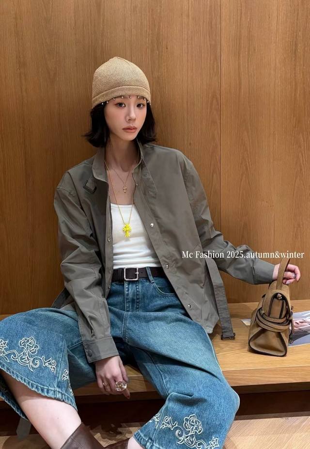 工装风立领收腰风衣外套 干练立领平整光洁领型硬挺敞开洒脱率性 简约有辨识度，廓形挺括利落不易软塌 质感十分高级 3色Smlxl