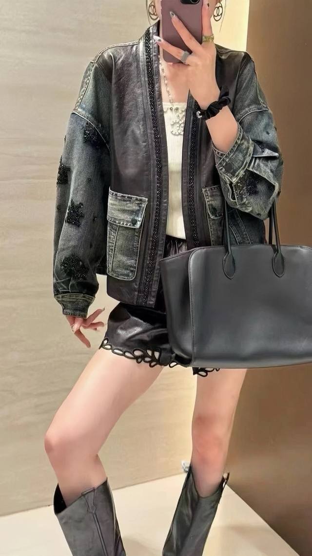 设计感V领钉珠拼接皮牛仔外套，重工钉珠挺括不失筋骨感 整体软硬有致纹路立体清晰，宽松版型简洁大气无束缚感 Smlxl