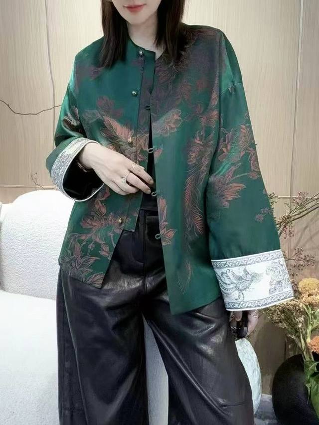 轻奢高级老缎真丝外套 经典对门襟设计 中式盘扣底蕴十足 细密的国风织花 微微的肌理感 精致的提花工艺将面料的自然感尽显，生机勃勃Wan物复苏 蕴含东方诗意 Sm