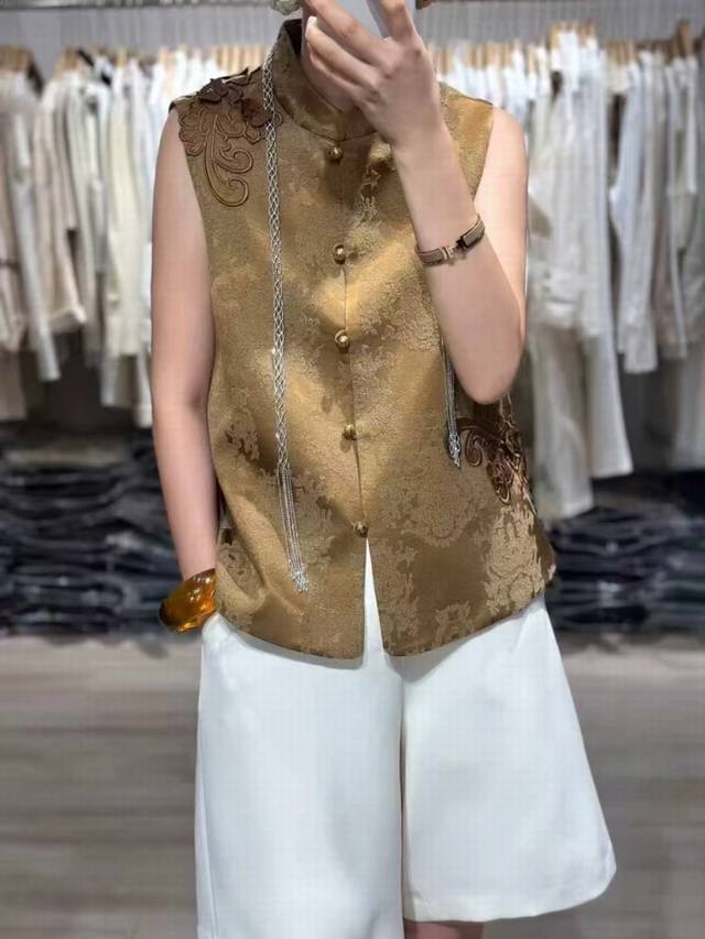 奢华人丝提花马甲，人丝提花面料表面呈现若隐若现的柔和光泽，花型纹理细腻立体精致，展现不张扬的高级质感 两色Smlxl