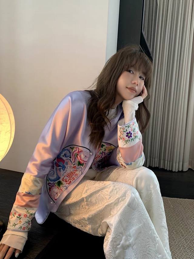 神秘东方 春装 两面穿 珍珠光双面美人新中式外套 巨温柔配色 倾力于东方风格与精神的现代呈现 坚持以韵为美 回归古典 这件粉紫色的调性 值得一说 调和的很好 轻