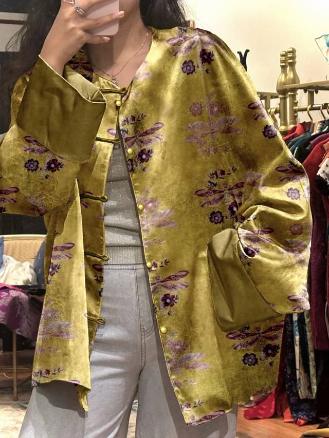 贵气招财金黄色蜻蜓提花外套，将传统与现代巧妙结合 既展现出古典韵味又不失时尚感，以黄色为底色 丰富多样色彩的提花图案，既鲜艳夺目又不会显得杂乱 独特的美感 Sm