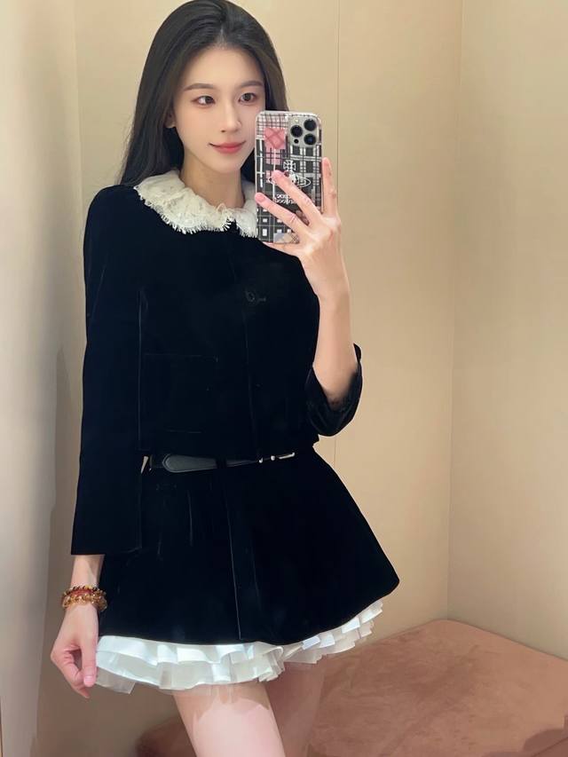 Miumu 2025早秋新款 本季绝绝子丝绒外套 她家真的太懂女孩子心思了 甜美花边蕾丝百搭外套 刺绣亮片可拆卸领子 公主俏皮感十足 短外套很好的修长身型 可搭