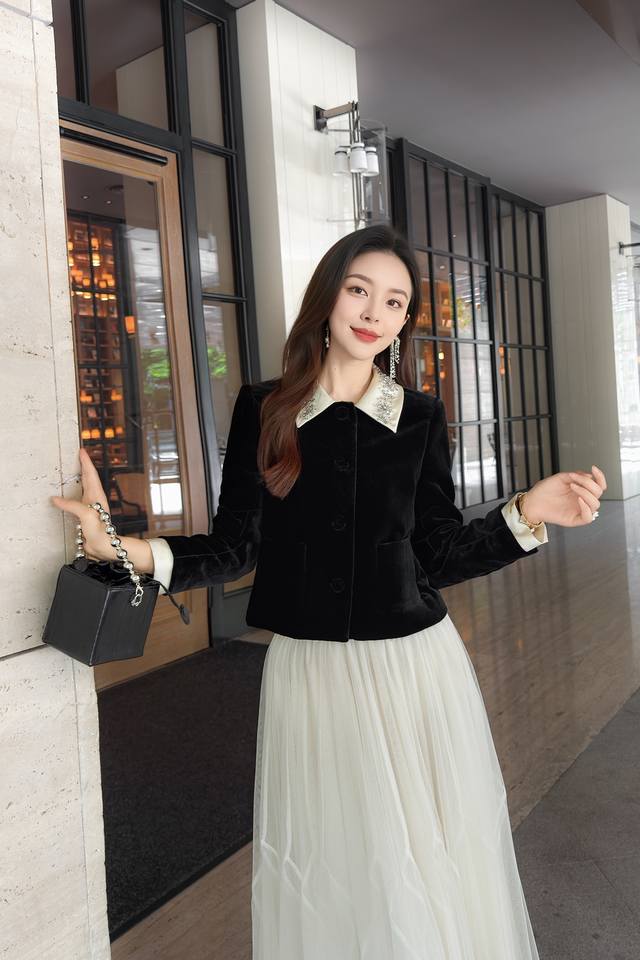 爆款丝绒外套Miumu 2025早秋新款 本季绝绝子丝绒外套 她家真的太懂女孩子心思了 撞色翻领订珠水钻 精致手缝包扣 减龄财阀千金小姐 百搭外套 可搭配高腰牛