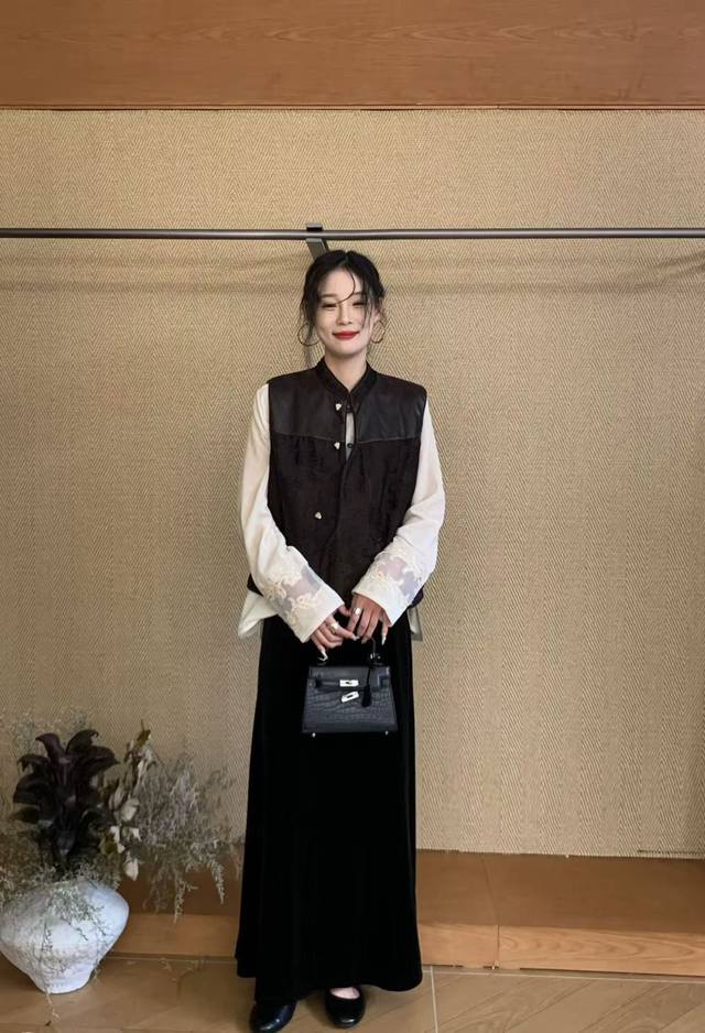 高级感复古气质国风提花盘扣马甲 皮质与提花缎面碰撞 暗纹如墨画低调藏着高级感 Smlxl