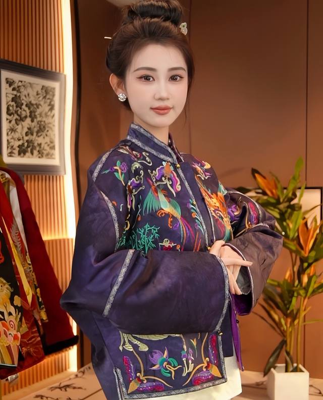 绝美 好高贵典雅苗绣国风外套，重工刺绣尽显华贵。精美绣纹与传统图案交织 复古韵味十足 端庄大方 轻松演绎东方典雅风情 Smlxl
