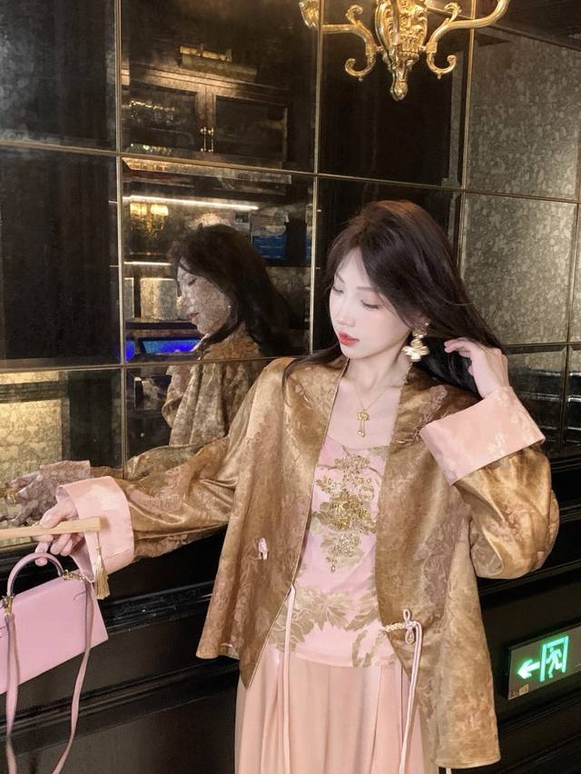 高级贵气提花国风新中式外套 立体裁剪打造慵懒松弛感廓形 上身藏肉显瘦，整个氛围感明艳中带有温馨的浪漫东方美学，宽松廓形设计对身材極富包容度。中式V领领口 巧妙修