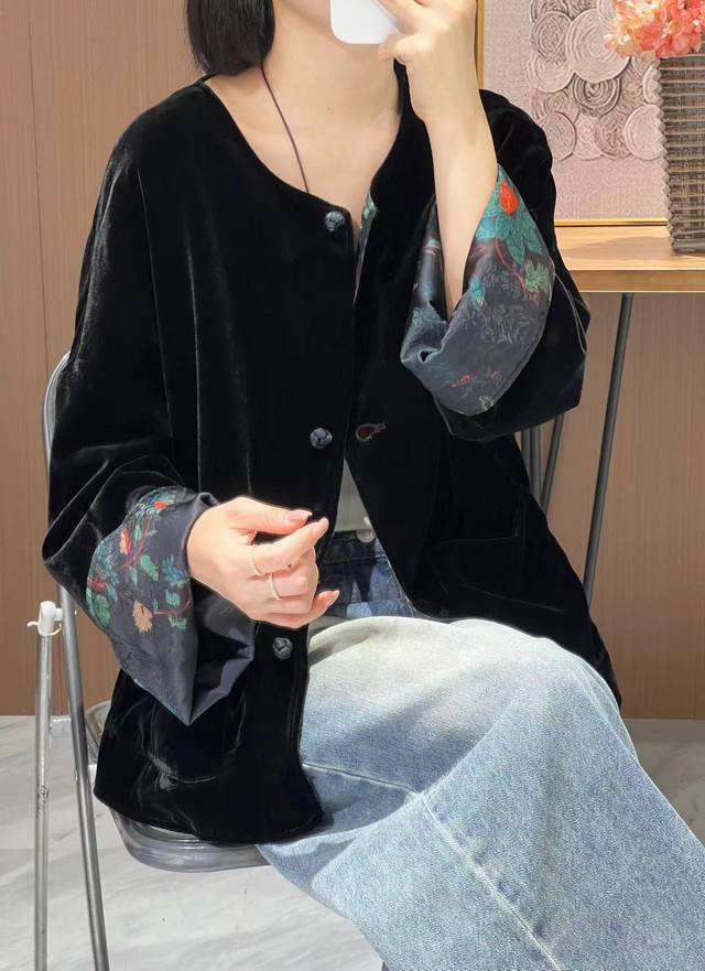 无敌爆款 中式高级双面穿丝绒外套 轮廓利落 细节精致 正反切换间 展现不同风格 以设计巧思诠释高阶质感 Smlxl