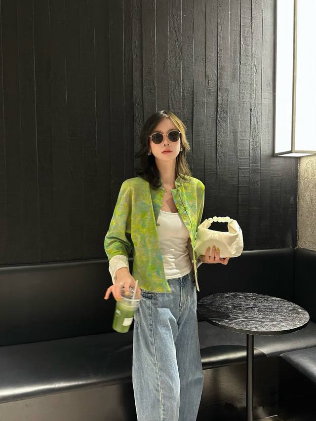 出货高品质大爆款！杨幂同款双面穿外套 一面是彩染绿调提花 一面是米白暗纹提花 中式立领配盘扣 风格别致又实穿 能切换不同穿搭场景 时髦又有品质感Smlxl