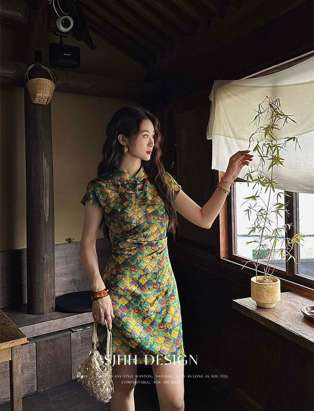 主推大爆款首批大量出货绝美改良旗袍短款人丝香云纱连衣裙 提花凸显立体肌理感增强旗袍的奢华感和层次感，领口中式盘扣保留旗袍的东方韵味 现代艺术感与中式美学的融合碰