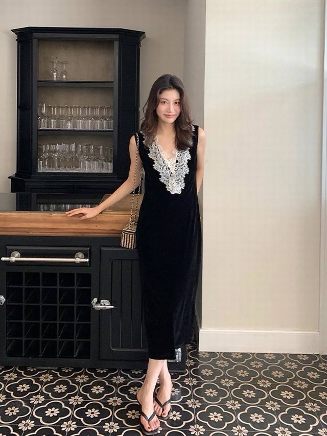 重工手工订珠轻奢贵气感V领蕾丝钉珠真丝丝绒连衣裙，丝绒是永不褪色的优雅, 立体刺绣蕾丝交织出双重精致,微宽松的版型是恰到好处的温柔 给身体留足舒展的余地,连腰腹