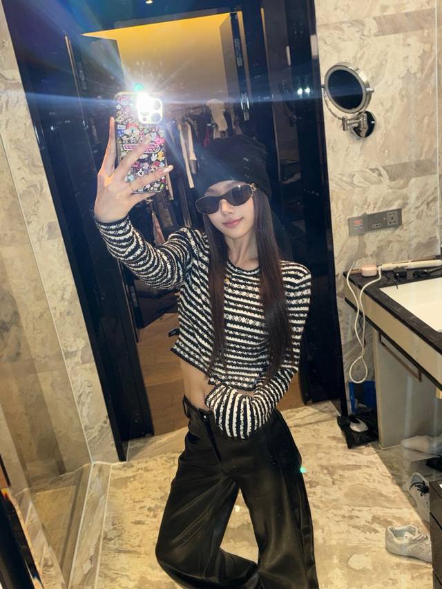 驴家 条纹开衫是短款的版型 显身材比例 显瘦又显高 强烈推荐长袖开衫款一定要入哦 黑色