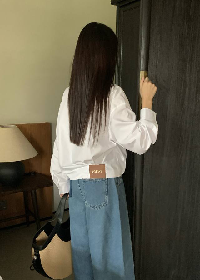 腔调感十足 25早秋新品 经典Logo刺绣装饰衬衫 后背立体捏褶皮牌装饰 很有设计感 时髦首选 廓形感短款剪裁版型 最最不挑人又百搭 是各种场合都需要的白衬衫