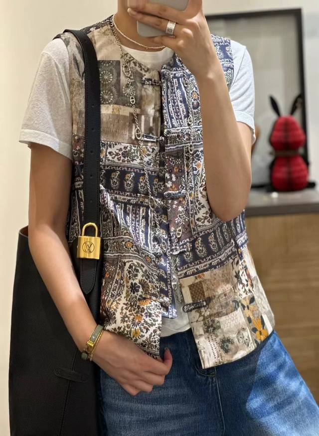 古韵印花新中式马甲，洋气又复古 优雅端正 气质满满 狠精致独特的提花工艺精湛 栩栩如生 美不可言 Smlxl