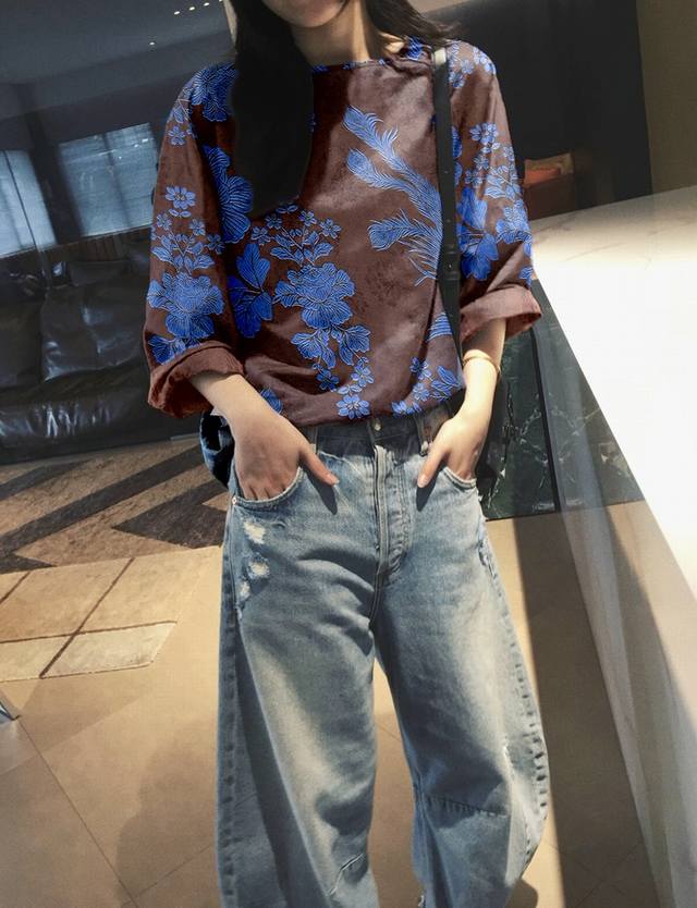 100%人丝香云纱提花上衣 蓝棕提花灵动与金贵立体清晰 松弛美感 明暗交替的婉约美感 更具中式韵味 Smlxl
