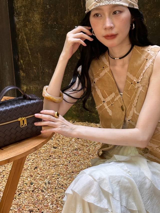 复古雅奢 V领格子拼接显瘦马甲，V领+无袖勾勒利落肩线独有松弛感，简练合身的剪裁 完美结合的现代简约美学 对襟开合，更为简约大气 Smlxl
