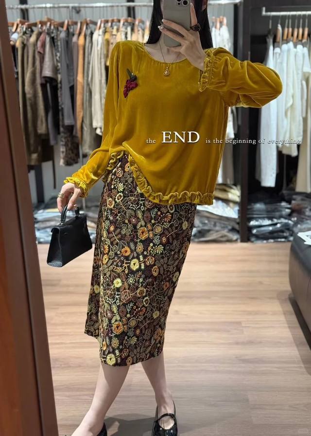 设计感木耳边丝绒上衣，高级感顺滑 垂感好 手感柔软 细腻自带时髦复古气息 绝美又吸睛两色Smlxl