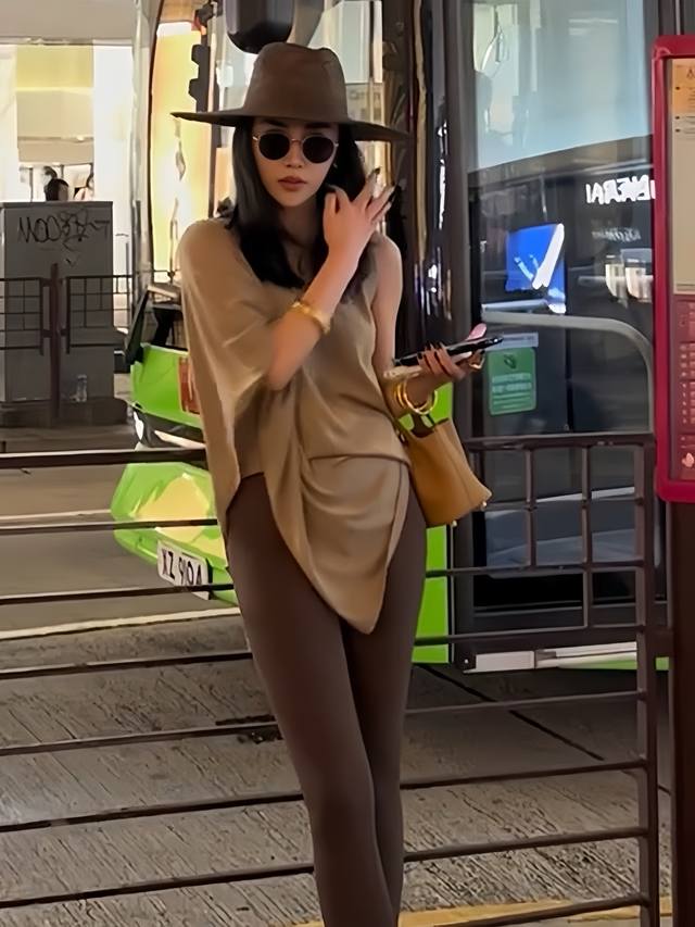 设计款高级感不规则袖子羊毛针织上衣 气质针织上衣塑造慵懒随性感 简约不简单的版型，上身自带慵懒调，宽松版型自带慵懒贵妇气质高级随性 杏色 Smlxl