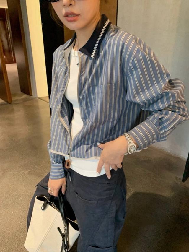 塑造黄金比例缪系拼接竖条纹衬衫，时髦短衬衫速刻黄金腰身比清爽且经典条纹元素 随性汲简酷飒个性 高级色系与经典色调并行，满足各式穿搭风格 Smlxl