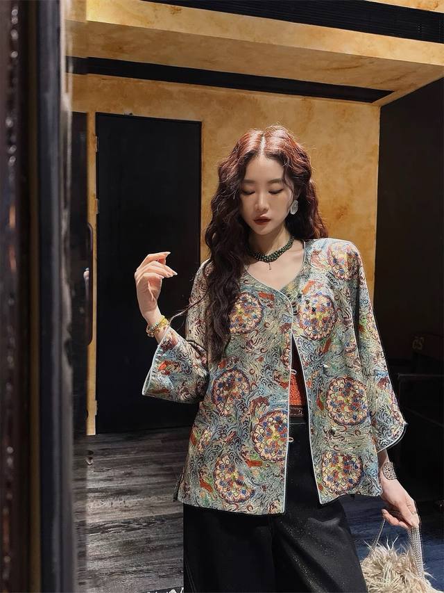 敦煌彩 复古人丝斜襟金丝印花外套 人丝花型采用宝相花纹以莲花、牡丹等花型为基底 敦煌纹样满印，复古又吸睛。V领设计显脖颈修长，宽松版型不挑身材，轻松穿出慵懒高级