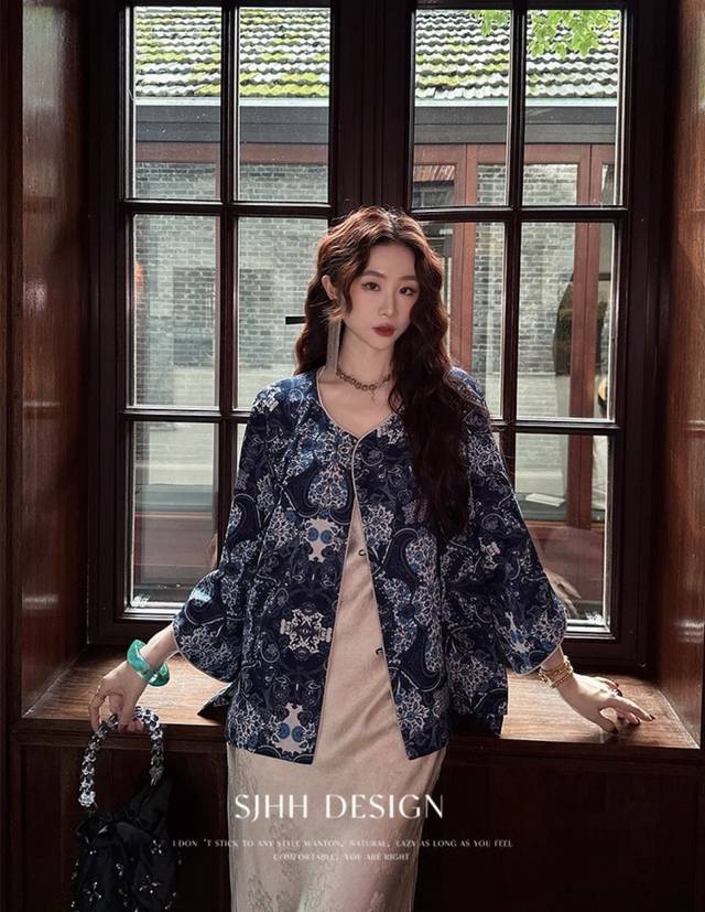 青花蓝 绝美新中式人丝外套，蓝白纹样雅致古典。宽松版型藏肉显瘦，门襟搭配定制玉石珠扣温润质感传递东方水墨意境 V领露出精致锁骨，搭配裙装，古韵与柔美兼具，轻松打