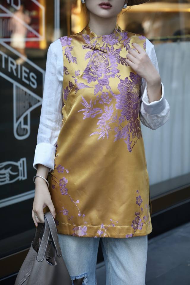 爆款上新 老缎长款斜襟开衩马甲 面料：30桑蚕丝，70人丝 老缎 颜色：紫色，蓝色，咖色，黄色 尺码：S-Xxl