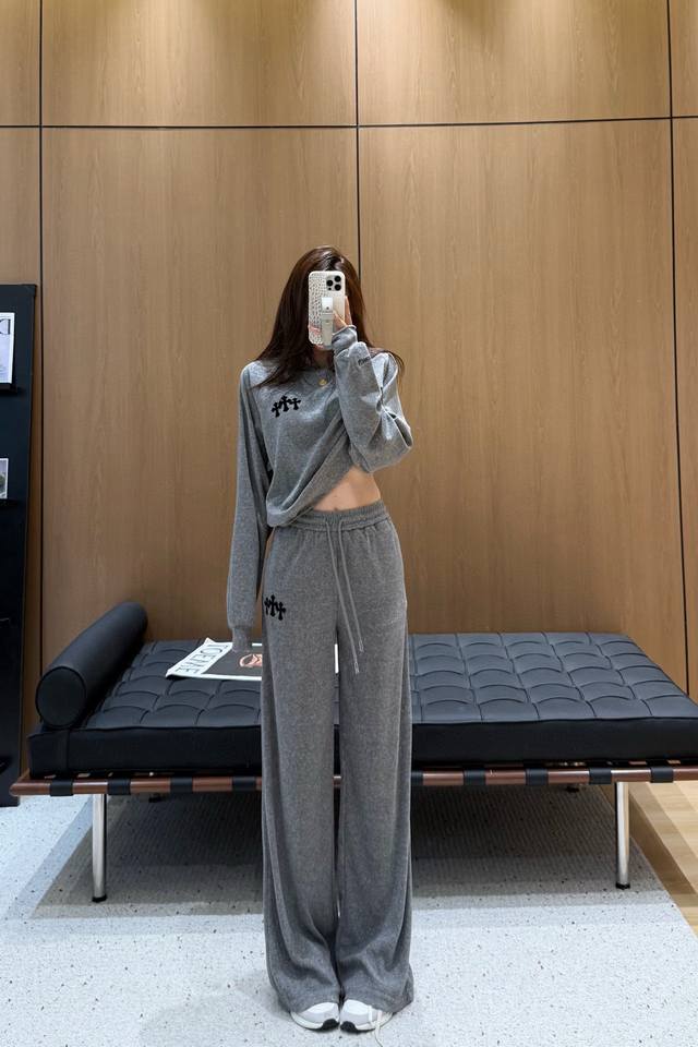 爆款现货 原单品质 设计师原创｜25早秋新品套装！ 高端定制圆领卫衣，搭配松紧腰长裤 极简主义风法式优雅的慵懒风， 休闲又时髦！ 立体剪裁版版型可甜可盐减龄少女