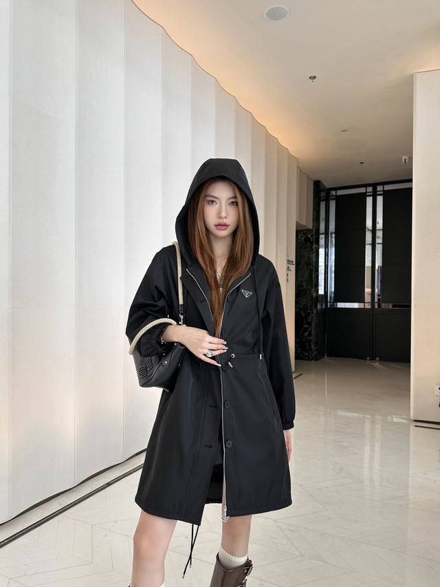 prad* 连帽长外套 腰部和下摆的抽绳设计使得可以随意调整轮廓的廓形，饰金属三角形徽标 黑色 卡其色