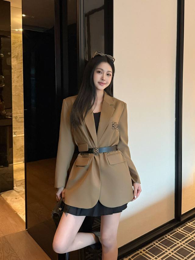 25Ss新款刺绣Logo西装外套 配腰带 设计优雅大方 纯色非常耐看 完美分割身材比例 上身又甜又酷 更添气质 必备单品 Sml