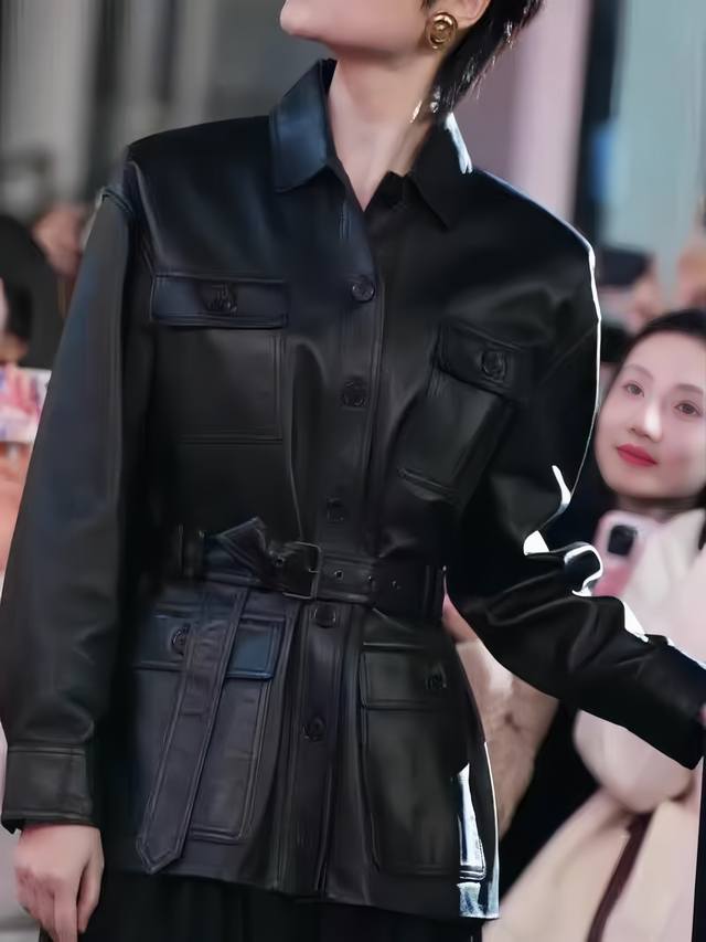 经典百搭中长款皮衣外套 经典的翻领皮夹克演绎都市大女主气场 软糯柔韧优雅时髦 春日大肆流行的Vtg感搭配腰带皮衣夹克Smlxl