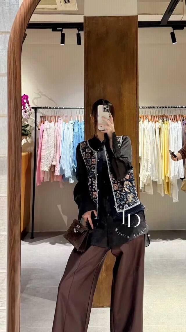 爆款来袭 高级重工刺绣复古气质马甲 满布精致刺绣 图案细腻丰富 独特的版型设计 搭配细节处的巧思 简约又不失奢华 Smlxl