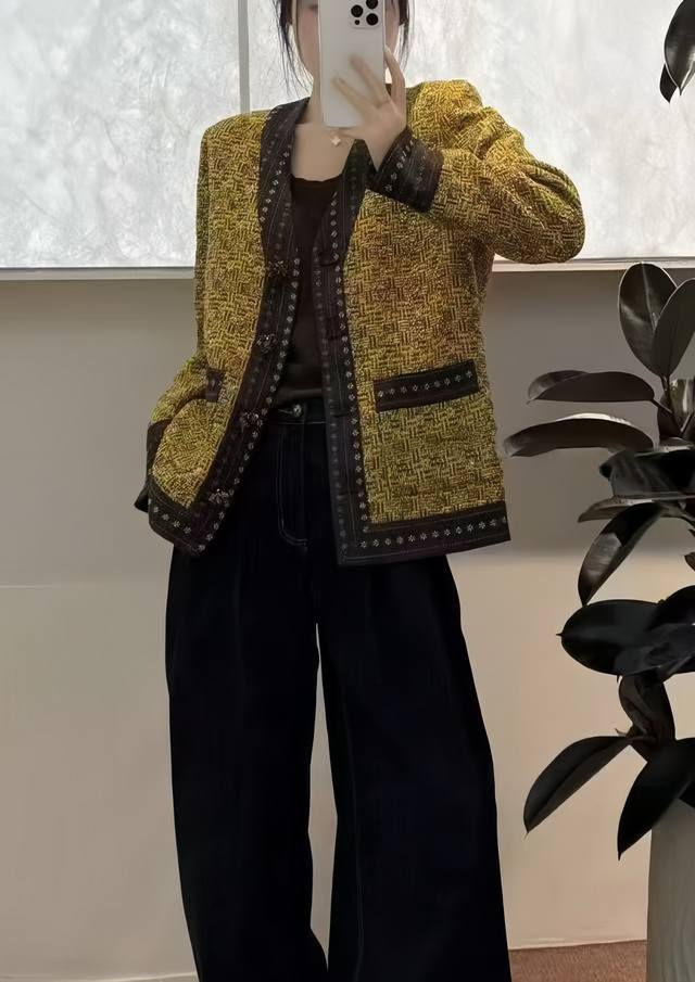 无敌爆款 高端欧美复古高级气质外套 经典V领设计 精致纽扣排列有序 边缘饰有细腻花纹 整体剪裁利落 细节处尽显考究 Smlxl