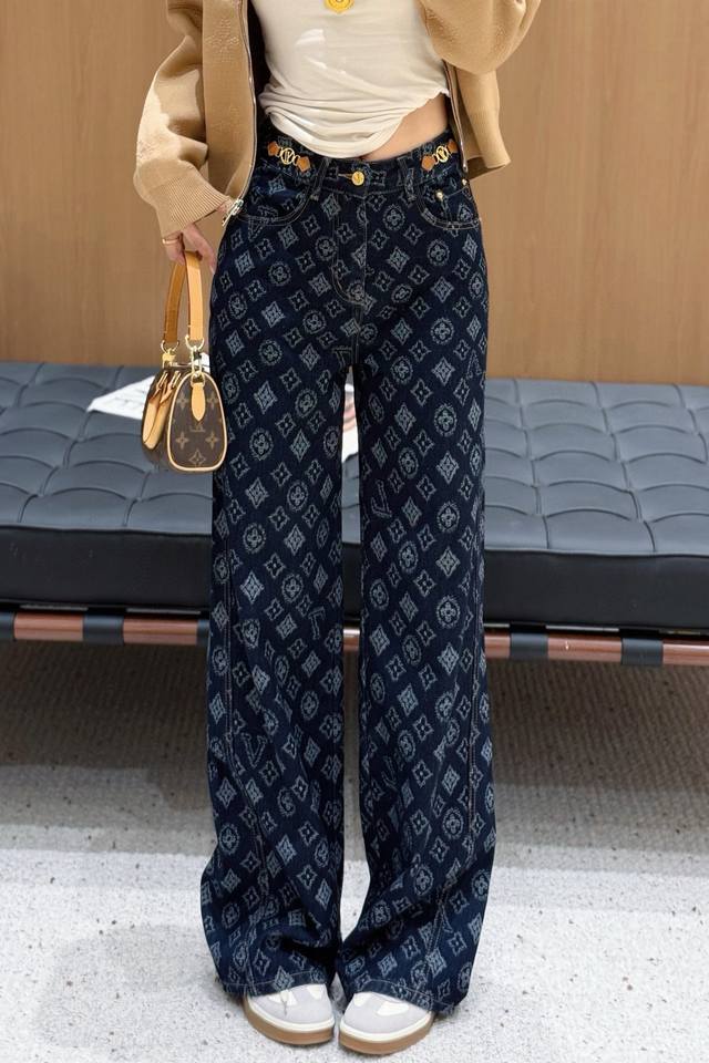 爆款现货 原单品质 设计师原创｜2025新款提花牛仔裤 定制Yb斜纹棉牛仔材质 工艺洗水处理 呈现立体做贴牌图案 定制面辅料 高雅显气质 直筒长裤剪裁 骨位线条