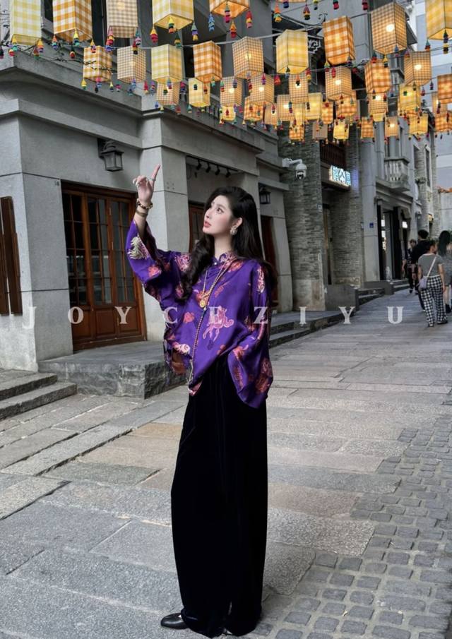 万搭丝绒直筒裤 高级氛围感丝绒直筒裤，奢华与优雅天鹅绒丝绒面料触手柔软顺滑光泽低调而迷人，经典直筒版型不挑身材既能修饰腿部线条，让双腿看起来笔直修长自带大气端庄