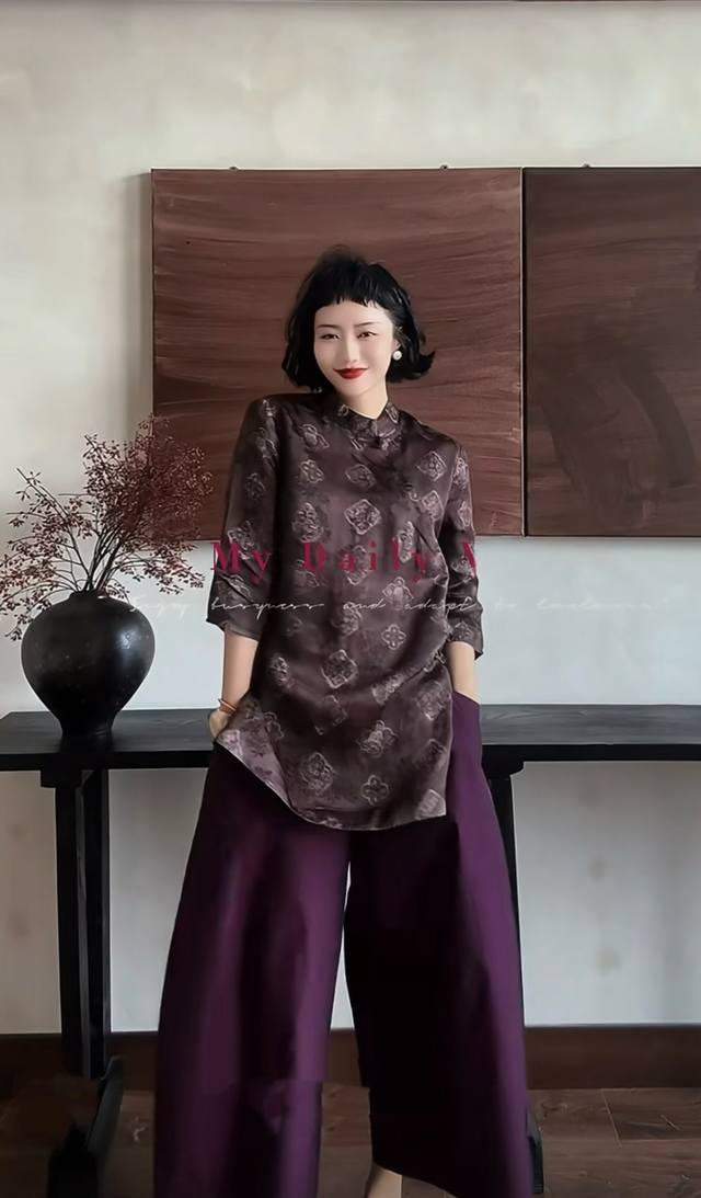 强推大爆款高级版“天然香云纱”旗袍裙。低调奢华的改良的旗袍版型，袖子设计恰到好处，修饰手臂线条， 立领增添端庄气质。香云纱面料质感高级氛围感满满，高货大货主推。