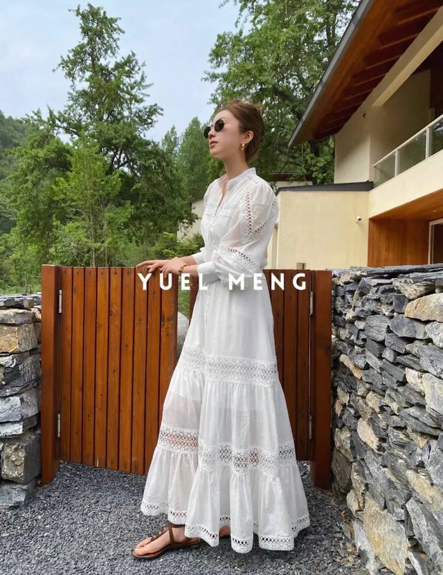 火爆尖货主推优雅老钱 定制多重镂空刺绣设计全棉连衣裙 裙子面料精选天然透气的全棉材质，环保的同时，具有极佳的透气性与吸湿性 穿着时能让肌肤感到自由呼吸，时刻保持