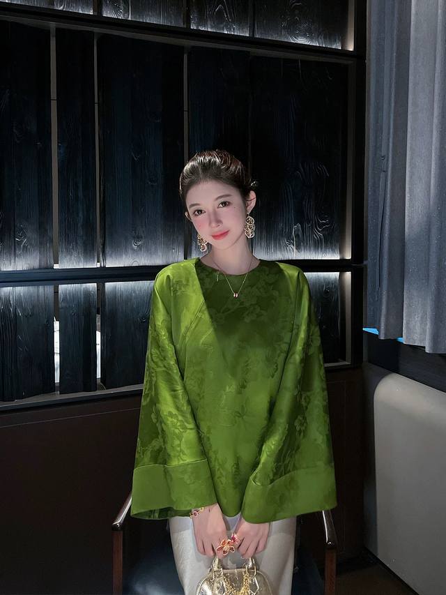 高级版大货出 重磅中式人丝上衣 美得让人一眼沦陷。高级绿带着梦幻气息 细腻的人丝面料光泽柔和且垂坠感十足 上身亲肤又舒适尽显高级质感 衣身自带精致暗纹印花如同繁