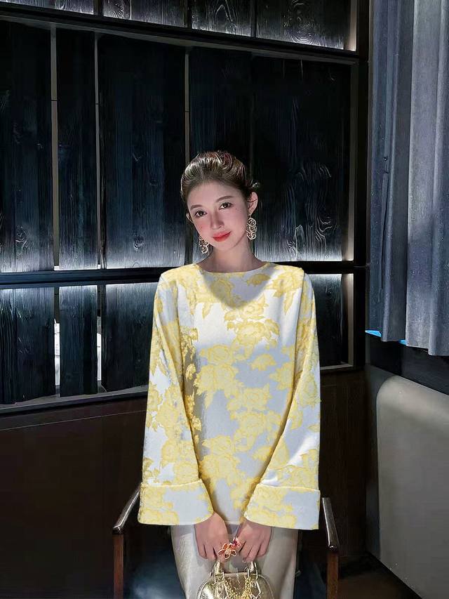 高级版大货出 重磅中式人丝上衣 美得让人一眼沦陷。香槟色带着梦幻气息 细腻的人丝面料光泽柔和且垂坠感十足 上身亲肤又舒适尽显高级质感 衣身自带精致暗纹印花如同繁