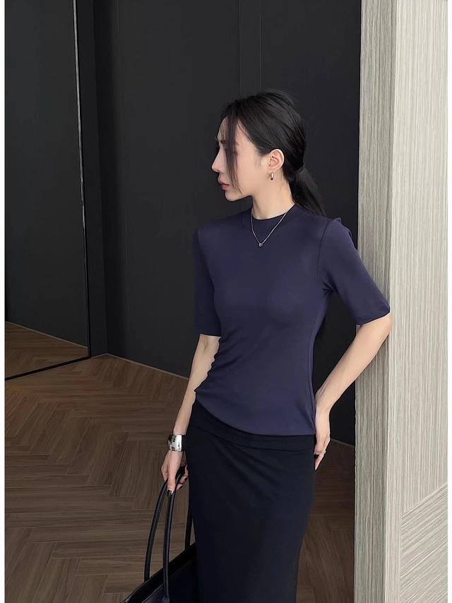 百搭神款极简慵懒风修身羊毛打底衫 温柔灵动精致 将时尚感与通勤风情完美结合 带来满满秋日气息 轻盈飘逸内里紧密有质感 整体造型张弛有度 更精致耐看 Smlxl