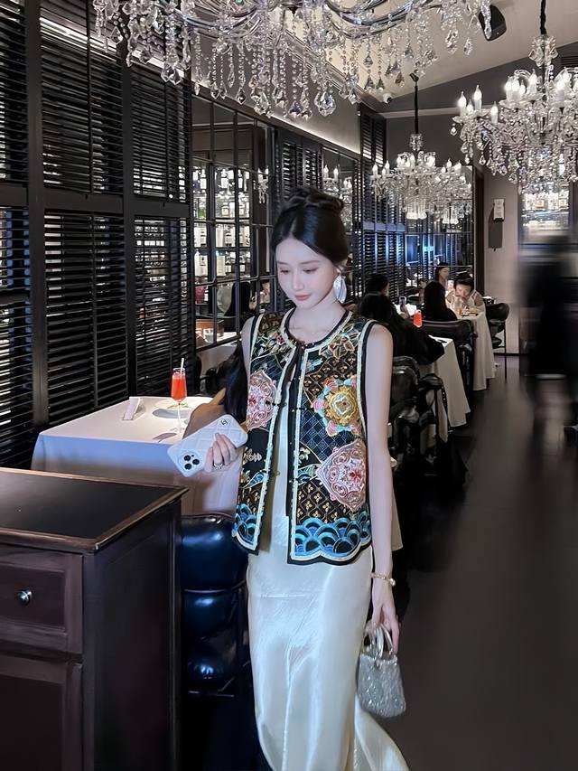 无敌爆款 中式高级重工刺绣轻奢绝美马甲 无领设计简约大气 门襟处纽扣排列精致 整体剪裁利落有型 细节处尽显匠心 举手投足间散发着高级质感 绿色黑色Smlxl
