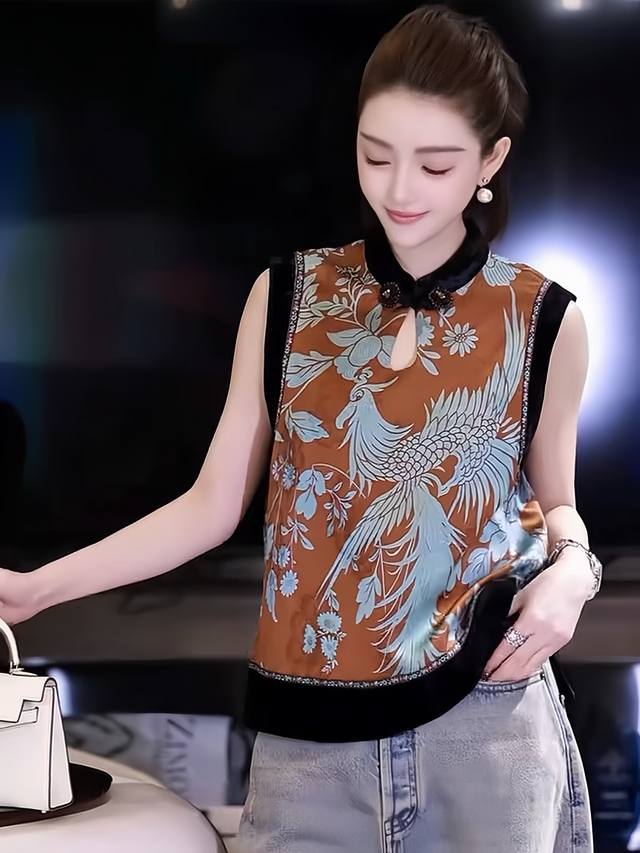 爆款来袭 高级中式复古撞色气质马甲 凤凰与花卉图案精致细腻 细节处尽显匠心 将传统元素与现代审美融合 举手投足间 高级感与东方韵味自然流露 Smlxl