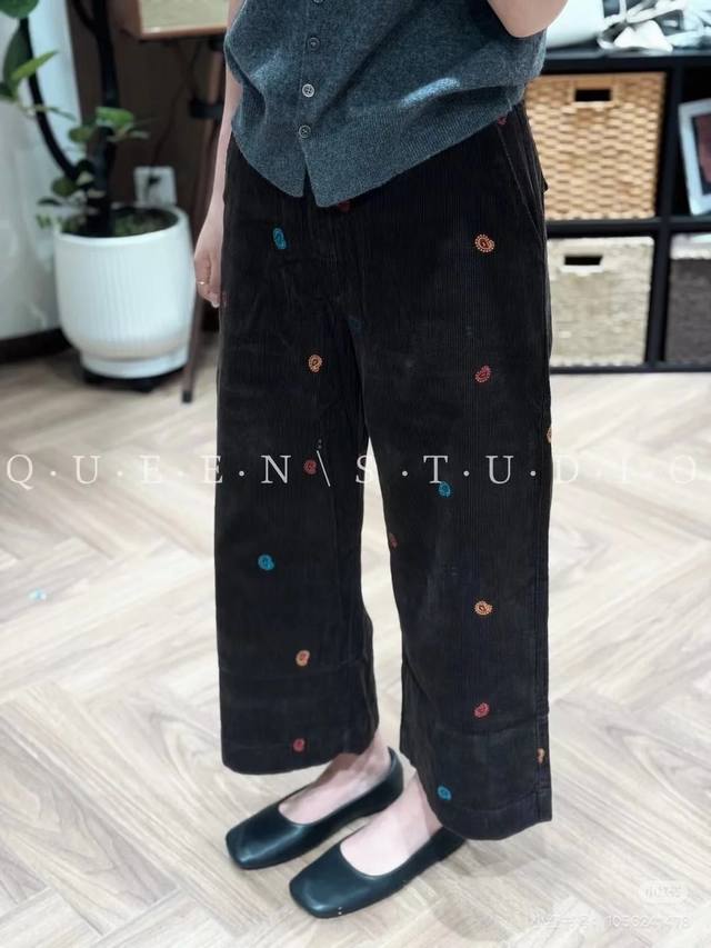 2025早秋新款松紧带灯芯绒重工彩色刺绣腰果花腰八分裤，时尚百搭款 版型无敌超超显瘦 码数：S-Xl 面料：灯芯绒 颜色：咖色 藏青