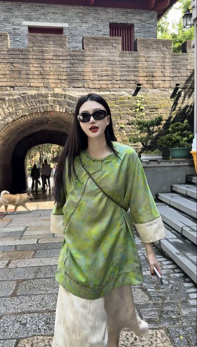 青绿色草木染100%真丝上衣 渐变晕染如晨露沾叶，宽松落肩七分袖藏中式巧思，真丝柔滑亲肤，不规则手绘纹路随光流转，夏日穿出自然诗意与慵懒高级感 Smlxl