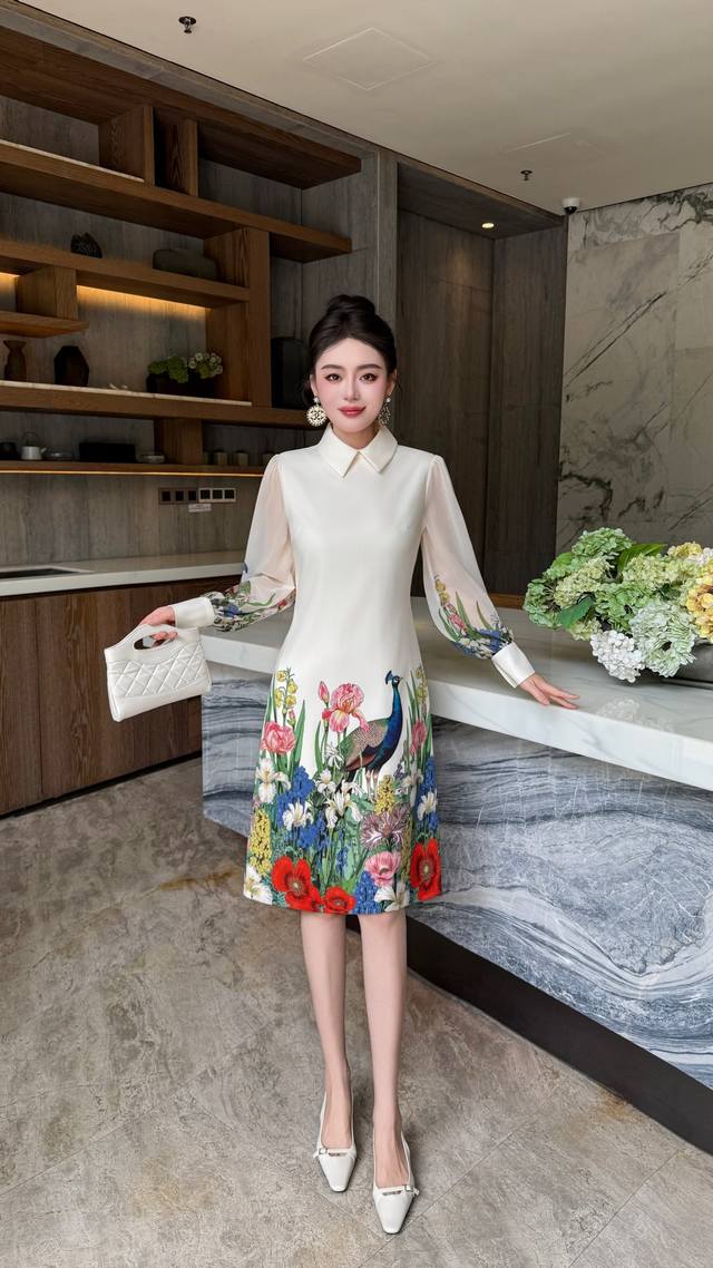 黑色 杏色S～Xxl 5个码 --2025早秋新款上新高端大气上档次时尚洋气孔雀印花翻领拼接透明袖A字裙加长款有口袋 质量版型超棒！ 谁穿谁好看~ 收腰版型，不